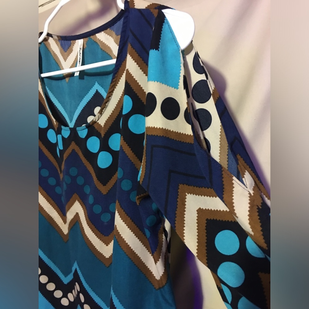 BEAUTIFUL COLD SHOULDER DRESS - Picture 3 of 4